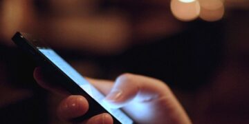 ‘अ‍ॅप’च्या फाईलवर क्लिक, एक लाख 80 हजार छुमंतर!