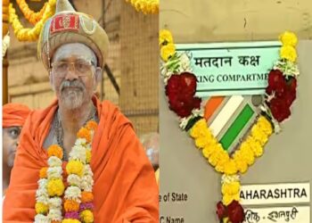 EVMला हार घालणं महागात पडल; नाशिकमध्ये शांतिगिरी महाराजांवर गुन्हा दाखल