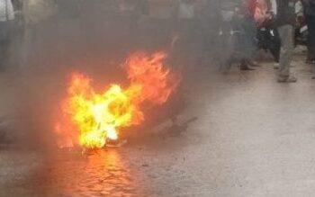 टाकळीभान येथे रोडरोमीओची दुचाकी जमावाने जाळली