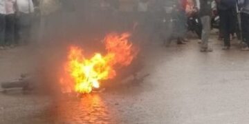 टाकळीभान येथे रोडरोमीओची दुचाकी जमावाने जाळली