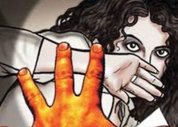 तपासणीसाठी आलेल्या विद्यार्थिनीवर डॉक्टरांनीच केला अत्याचार