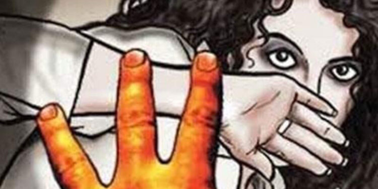 तपासणीसाठी आलेल्या विद्यार्थिनीवर डॉक्टरांनीच केला अत्याचार