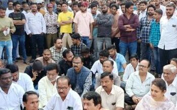 हल्लेखोरांवर कठोर कारवाईसाठी सर्वपक्षियांचा पोलीस ठाण्यासमोर ठिय्या