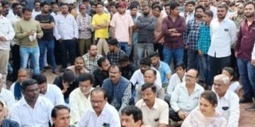 हल्लेखोरांवर कठोर कारवाईसाठी सर्वपक्षियांचा पोलीस ठाण्यासमोर ठिय्या