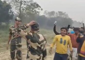 बांगलादेश-भारताचे सैनिक भिडले ! आपले गावकरीही कोयता, दांडे घेऊन नडले, सीमेवर काय काय घडतेय…