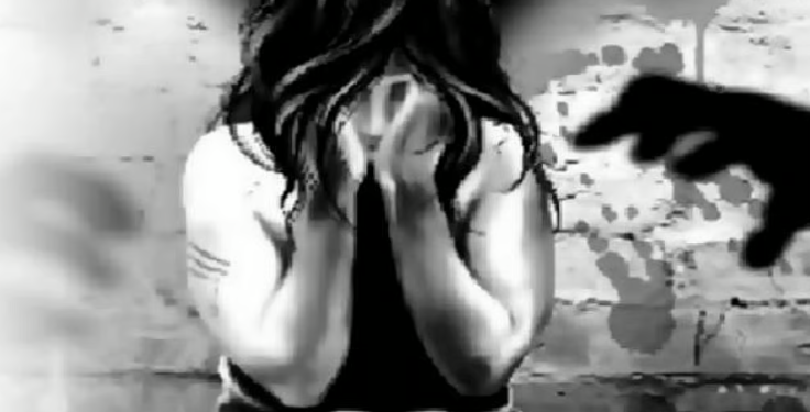 नोकरीचे आमिष दाखवून तरुणीवर अत्याचार