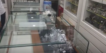 घडाळ्याच्या दुकानात २५ लाखांची चोरी