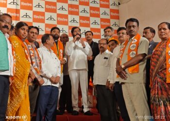 श्रीरामपूर प्रभाग क्र. 2 मध्ये मल्लू शिंदे यांचा शिवसेना प्रवेश; उपमुख्यमंत्र्यांकडून गौरव, कार्यकर्त्यांमध्ये उत्साहाची लाट