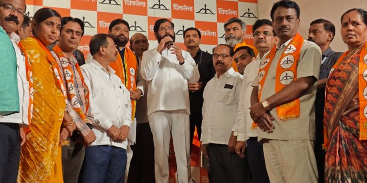 श्रीरामपूर प्रभाग क्र. 2 मध्ये मल्लू शिंदे यांचा शिवसेना प्रवेश; उपमुख्यमंत्र्यांकडून गौरव, कार्यकर्त्यांमध्ये उत्साहाची लाट