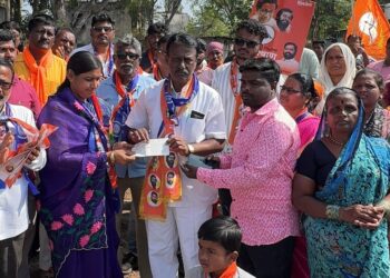 जनतेच्या मदतीचा हात – मल्लू शिंदे यांना भावनिक साथ!