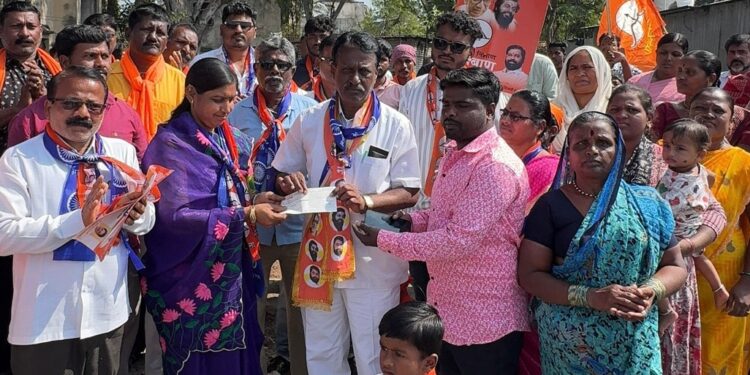 जनतेच्या मदतीचा हात – मल्लू शिंदे यांना भावनिक साथ!